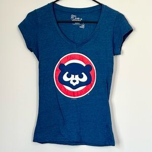 Chicago Cubs Blue V-Neck Graphic Tee - Size: Medium